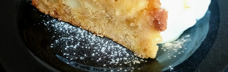 Naminis obuolių pyragas (kepamas kavinėje) gali būti arba su ledais, arba be ledų.