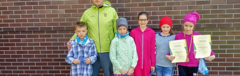 Šilalės sporto mokyklos plaukimo auklėtiniai skina pirmuosius medalius