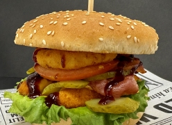 Barbekiu mėsainis su vištiena/Barbecue burger with chicken (699 kcal)