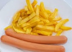 Dešrelės su bulvytėmis bei marinuotais agurkėliais/Sausages with french fries and pickles (680 kcal)
